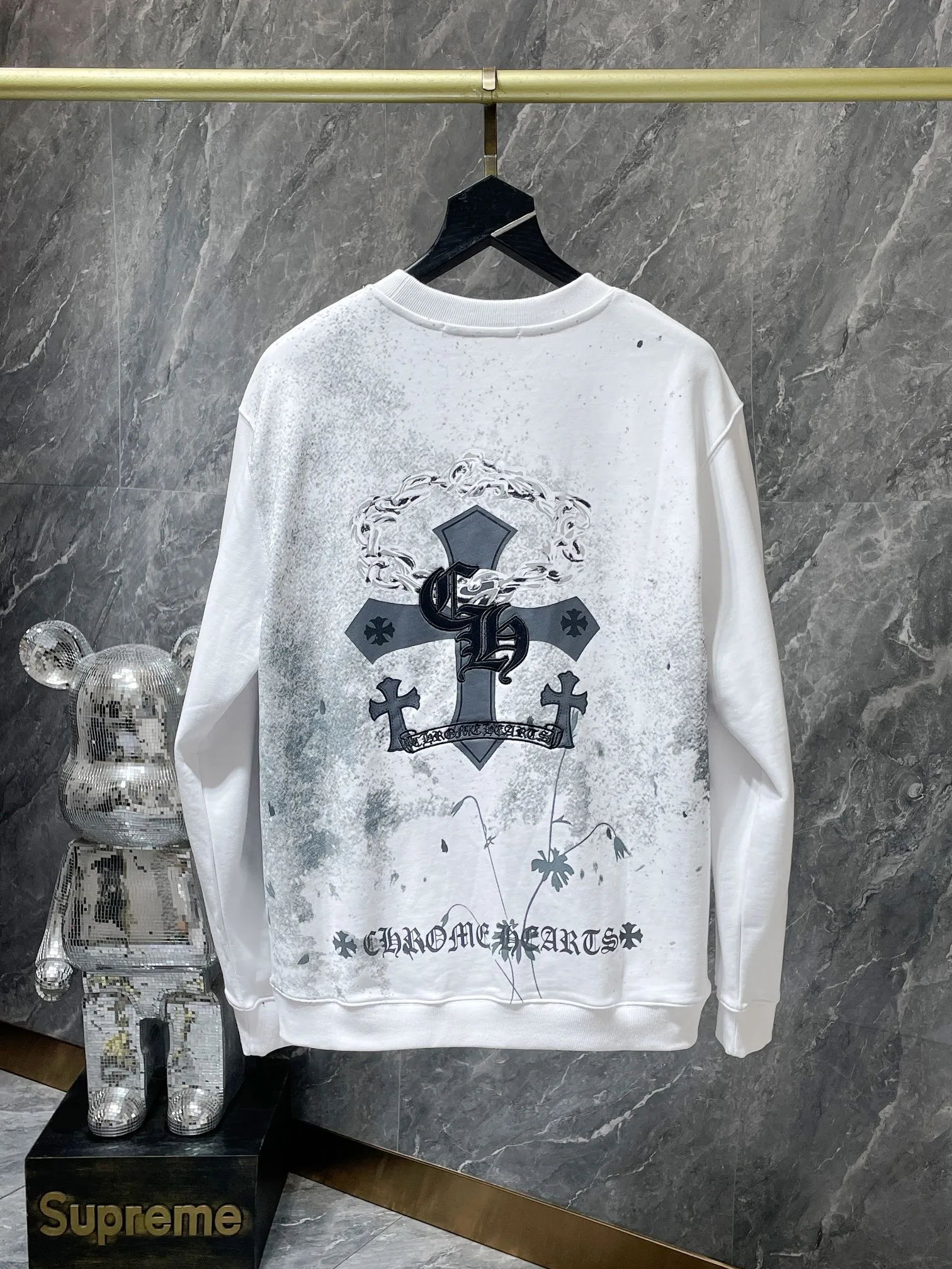 P230 Chrome Hearts Autumn and Winter 2025 are on sale simultaneously at counters. High-weight, environmentally friendly and high-quality top-quality fabrics. Starry sky cross patchwork leather embroidered crew neck sweatshirt. Imported environmentally friendly glue printing and dyeing. Simultaneous counter sales. 1:1 replica version. Recommended colors: black and white. Size: S, M, L, XL.